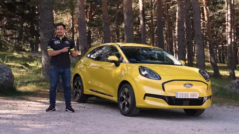 Juanjo López, redactor del programa, junto con el Ford Puma Gen-e Juanjo López, redactor del programa, junto con el Ford Puma Gen-e