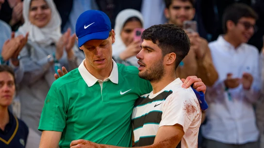 Sinner es consolado por Alcaraz Sinner es consolado por Alcaraz