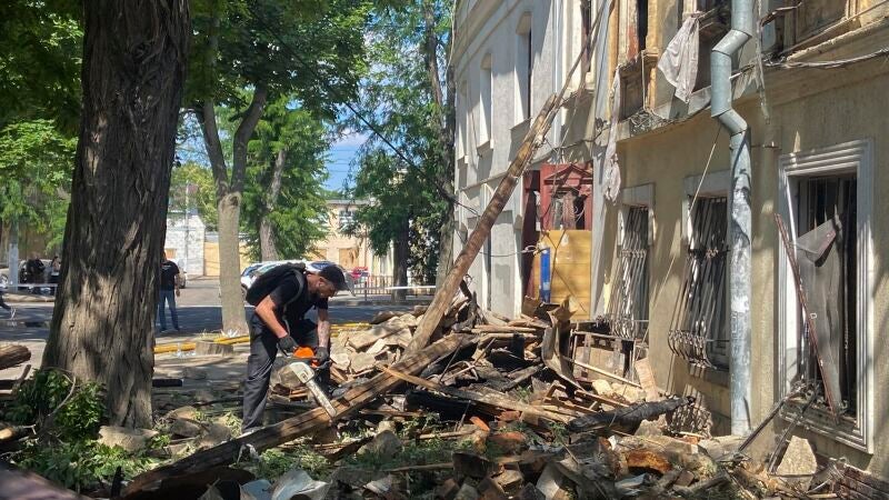 Un trabajador retira escombros tras un ataque aéreo ruso contra un edificio residencial en Odesa, en el suroeste de Ucrania, en una imagen del 17 de junio de 2025. 