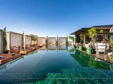 Piscina de Picos Pardos, restaurante en la azotea de Bless Hotel Madrid Piscina de Picos Pardos, restaurante en la azotea de Bless Hotel Madrid