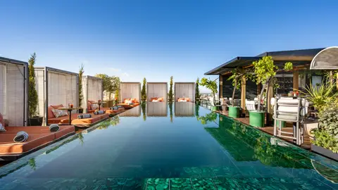 Piscina de Picos Pardos, restaurante en la azotea de Bless Hotel Madrid Piscina de Picos Pardos, restaurante en la azotea de Bless Hotel Madrid