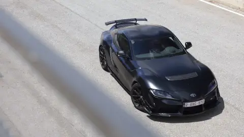 El Toyota Gr Supra desde una perspectiva elevada El Toyota Gr Supra desde una perspectiva elevada