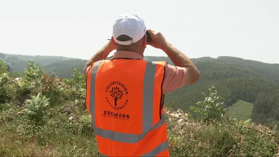 Un voluntario vigila los montes de As Somozas Un voluntario vigila los montes de As Somozas