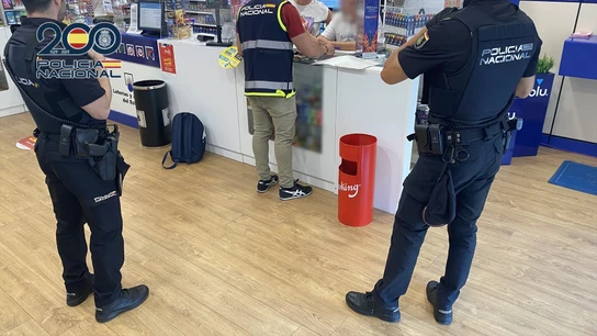 Desarticulado un entramado que distribuía sustancias estupefacientes a estancos enmascaradas como CBD. Desarticulado un entramado que distribuía sustancias estupefacientes a estancos enmascaradas como CBD.