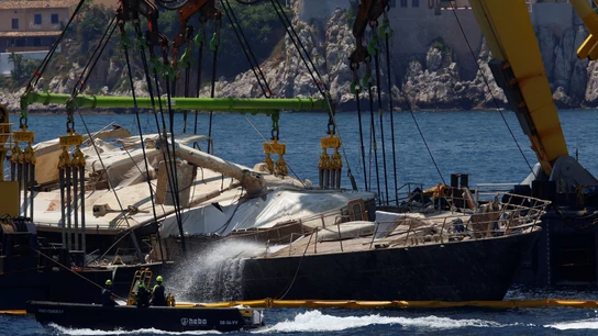 Momento de recuperación del Bayesian, el yate en el que naufragó Mike Lynch. Momento de recuperación del Bayesian, el yate en el que naufragó Mike Lynch.