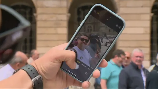 Una persona haciéndose un selfi Una persona haciéndose un selfi