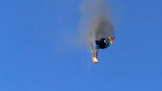 Al menos ocho personas mueren tras incendiarse un globo aerostático y caer al vacío Al menos ocho personas mueren tras incendiarse un globo aerostático y caer al vacío