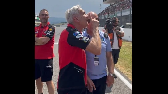 El jefe de Ducati explota y manda callar a los fans italianos que pitaban a Marc Márquez El jefe de Ducati explota y manda callar a los fans italianos que pitaban a Marc Márquez
