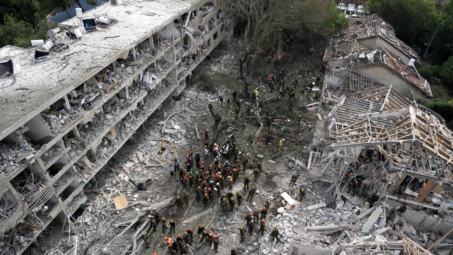 Destrozos en Tel Aviv después de un ataque de Irán en respuesta a los bombardeos de EEUU Destrozos en Tel Aviv después de un ataque de Irán en respuesta a los bombardeos de EEUU