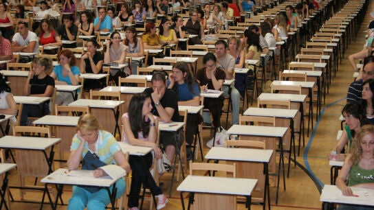 Aspirantes a Auxiliar Administrativo durante el examen