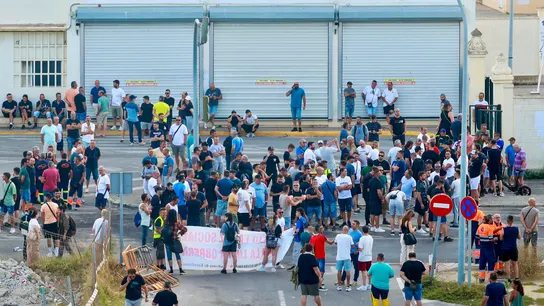Los trabajadores del metal cortan la carretera de entrada a la factoría en Cádiz Los trabajadores del metal cortan la carretera de entrada a la factoría en Cádiz