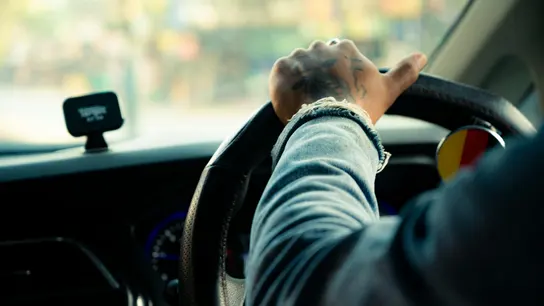Hombre conduciendo un vehículo Hombre conduciendo un vehículo