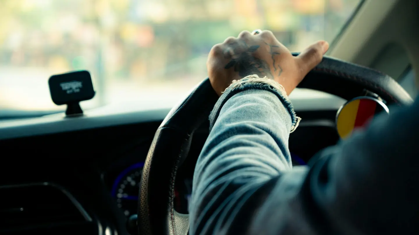 Hombre conduciendo un vehículo Hombre conduciendo un vehículo