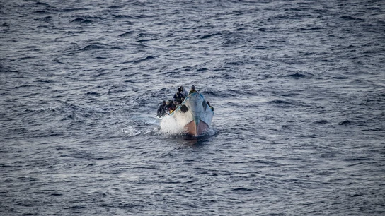 Imagen de archivo de un cayuco a su llegada a un puerto. Imagen de archivo de un cayuco a su llegada a un puerto.