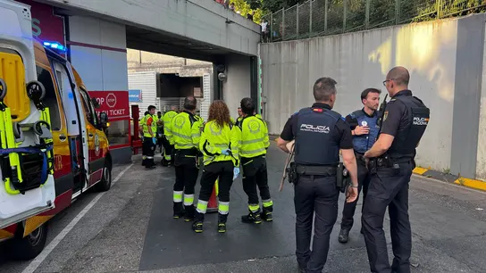 Detienen a un hombre por empujar al vacío desde siete metros a una mujer a la que no conocía en Madrid Detienen a un hombre por empujar al vacío desde siete metros a una mujer a la que no conocía en Madrid