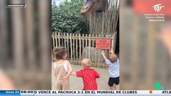 El bonito gesto de un niño pequeño al proteger a sus hermanos de un feroz dinosaurio El bonito gesto de un niño pequeño al proteger a sus hermanos de un feroz dinosaurio