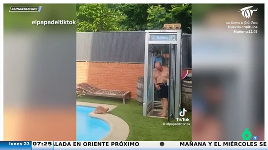 Usa una cabina telefónica como ducha de piscina y se vuelve viral: "Si pudiera, me la compraba" Usa una cabina telefónica como ducha de piscina y se vuelve viral: "Si pudiera, me la compraba"