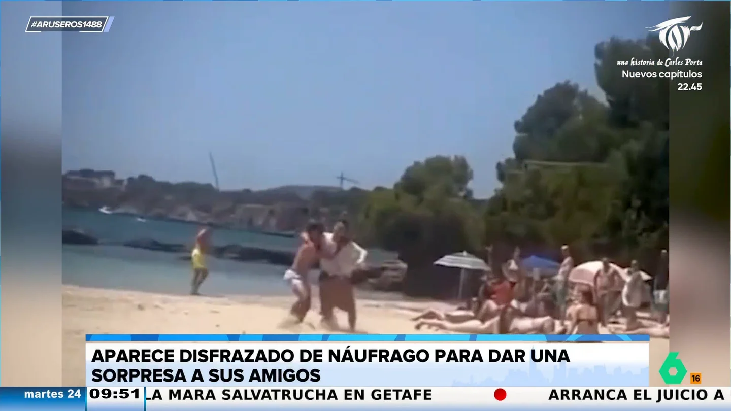 Sorprende a sus amigos vestido de náufrago y casi se pegan Sorprende a sus amigos vestido de náufrago y casi se pegan