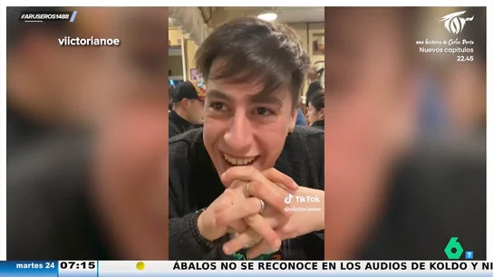 Convence a su novia para celebrar su aniversario en un restaurante con pantalla porque quiere ver un partido de fútbol Convence a su novia para celebrar su aniversario en un restaurante con pantalla porque quiere ver un partido de fútbol