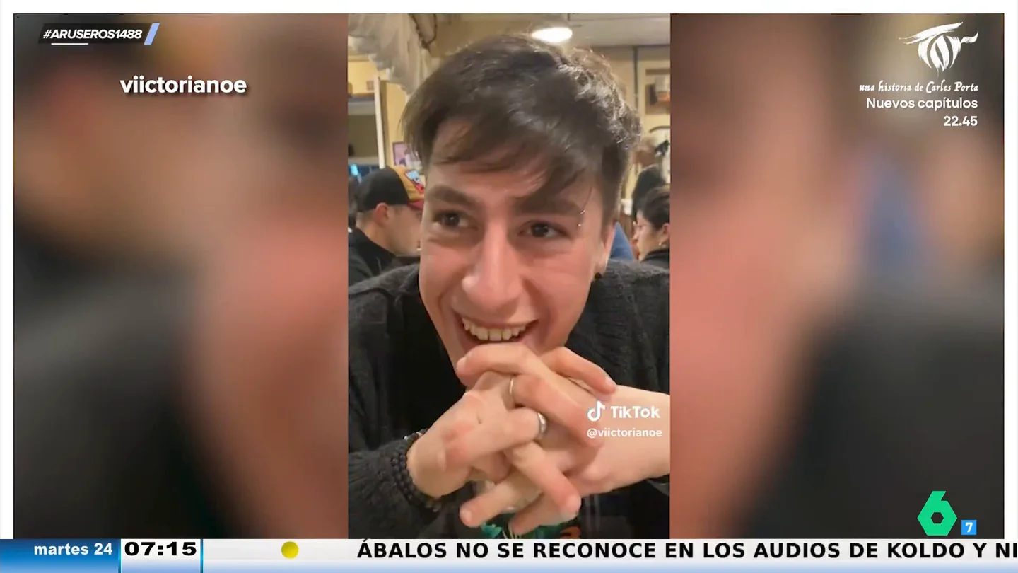 Convence a su novia para celebrar su aniversario en un restaurante con pantalla porque quiere ver un partido de fútbol Convence a su novia para celebrar su aniversario en un restaurante con pantalla porque quiere ver un partido de fútbol
