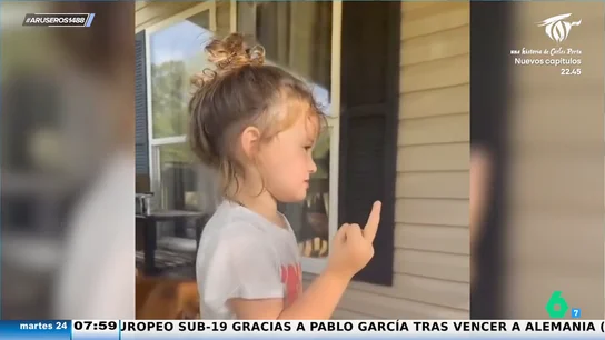 Engaña a su sobrina diciéndole que la Policía va a venir a por ella porque se porta mal y de repente suenan las sirenas en la calle Engaña a su sobrina diciéndole que la Policía va a venir a por ella porque se porta mal y de repente suenan las sirenas en la calle