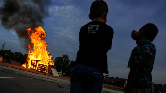 Una hoguera de San Juan en la localidad barcelonesa de El Masnou Una hoguera de San Juan en la localidad barcelonesa de El Masnou
