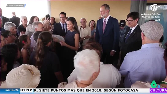 La charla de la reina Letizia y el rey Felipe con unos jóvenes de la Badía del Vallès: "Dentro de 40 años, cuando venga Leonor..." La charla de la reina Letizia y el rey Felipe con unos jóvenes de la Badía del Vallès: "Dentro de 40 años, cuando venga Leonor..."