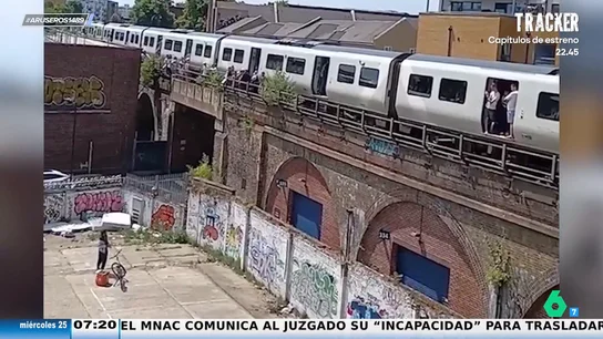 Un repartidor a domicilio localiza a su cliente atrapado en un tren parado... y así realiza la entrega Un repartidor a domicilio localiza a su cliente atrapado en un tren parado... y así realiza la entrega