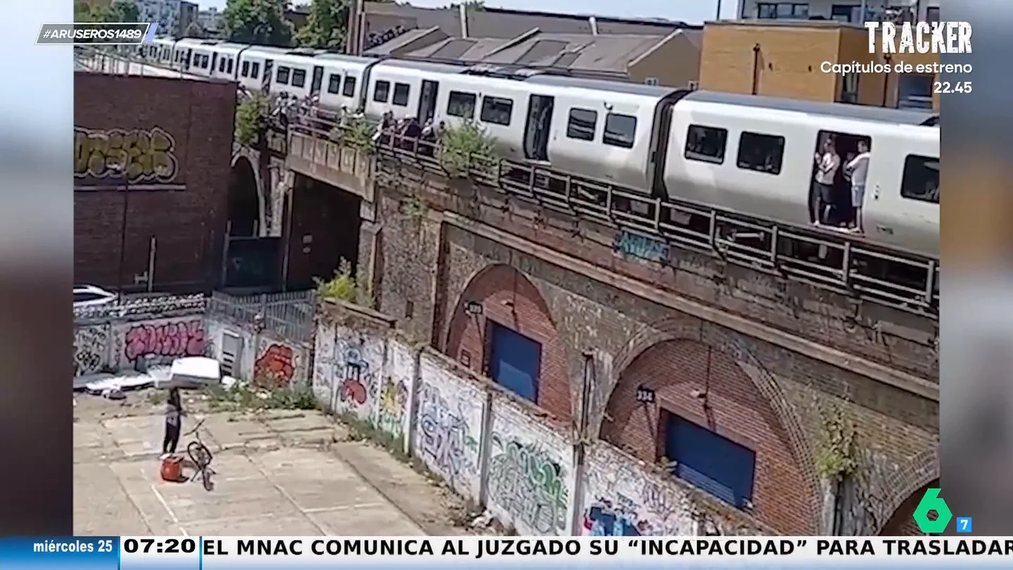 Un repartidor a domicilio localiza a su cliente atrapado en un tren parado... y así realiza la entrega Un repartidor a domicilio localiza a su cliente atrapado en un tren parado... y así realiza la entrega