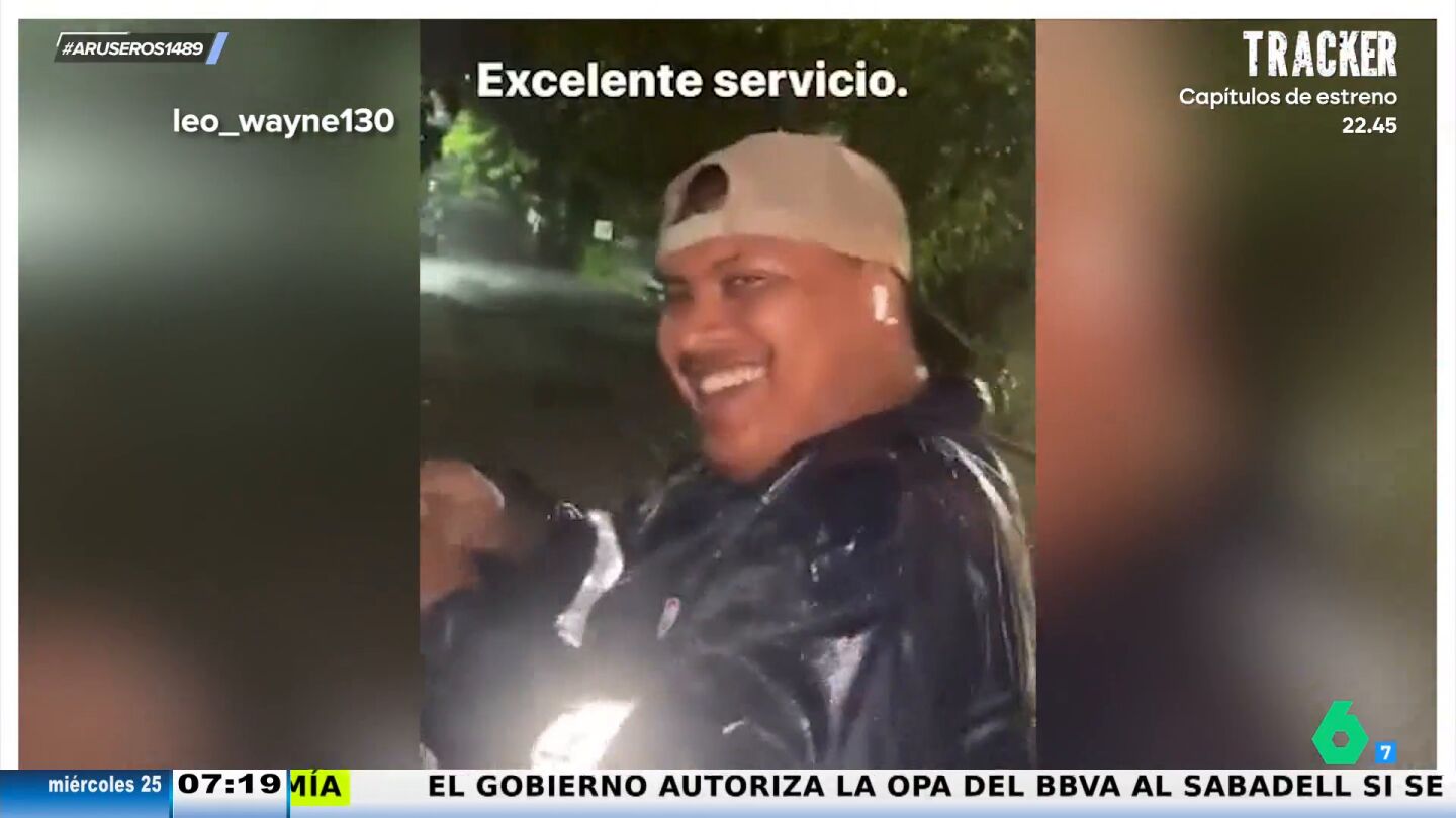 La reacci&oacute;n viral de un repartidor cuando tiene que llevar comida a domicilio con tormenta: "Porque hay gente de mi color trabajando..."