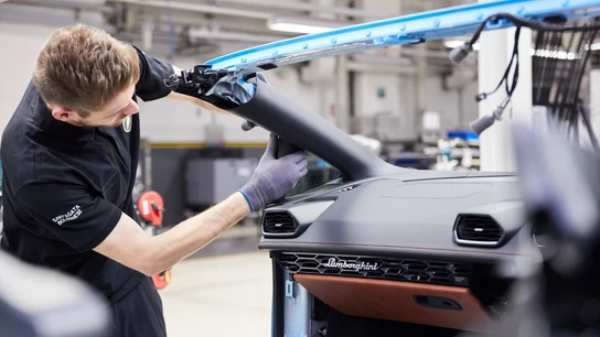 Un trabajador en una fábrica de vehículos. Un trabajador en una fábrica de vehículos.