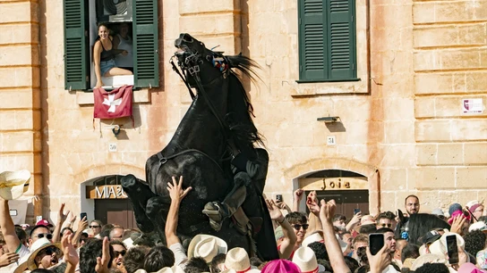 Decenas de personas durante el Caragol des Born en Ciutadella durante las fiestas de Sant Joan. Decenas de personas durante el Caragol des Born en Ciutadella durante las fiestas de Sant Joan.