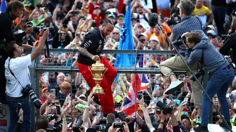 Lewis Hamilton celebra con los fans su victoria del año pasado en el GP de Gran Bretaña Lewis Hamilton celebra con los fans su victoria del año pasado en el GP de Gran Bretaña