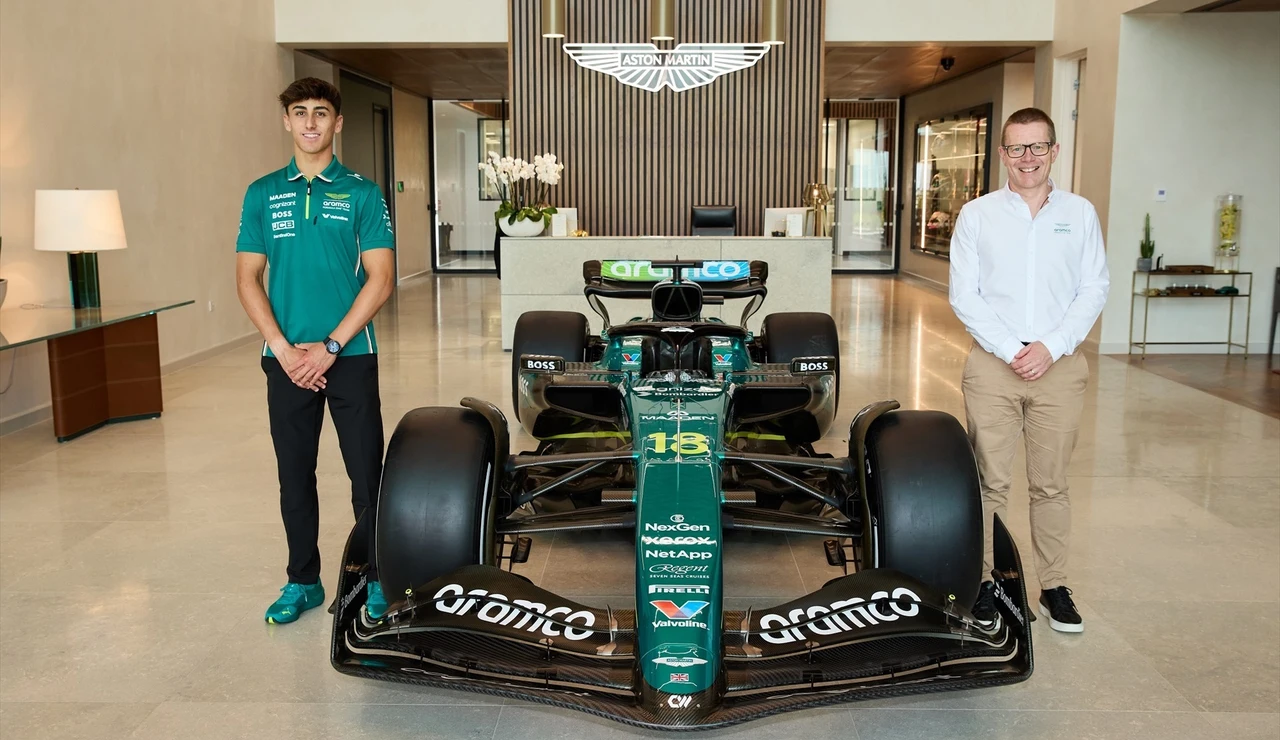El piloto español Mari Boya y el director de equipo de Aston Martin, Andy Cowell.