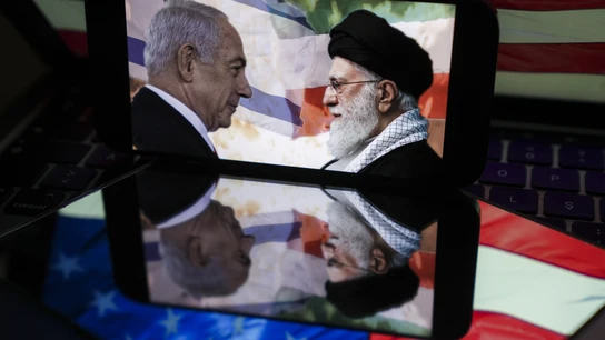 Benjamin Netanyahu (izq.) y el ayatolá Jamenei (dcha.), enfrentados junto a las banderas de Israel e Irán en una pantalla Benjamin Netanyahu (izq.) y el ayatolá Jamenei (dcha.), enfrentados junto a las banderas de Israel e Irán en una pantalla