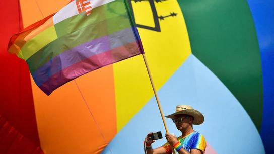 Una persona asiste a la marcha del Orgullo de Budapest en julio de 2022 (Archivo) Una persona asiste a la marcha del Orgullo de Budapest en julio de 2022 (Archivo)