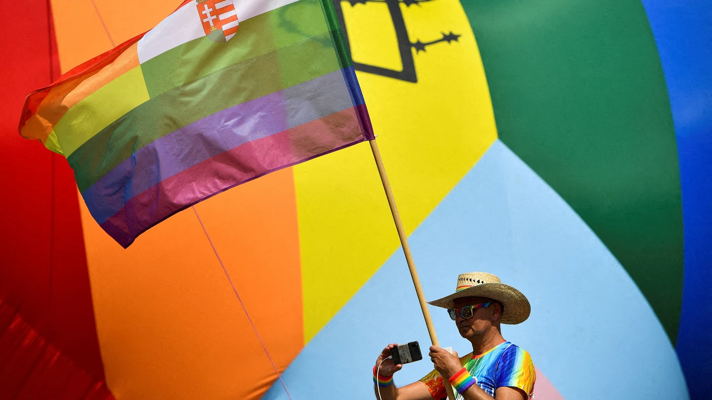 Una persona asiste a la marcha del Orgullo de Budapest en julio de 2022 (Archivo) Una persona asiste a la marcha del Orgullo de Budapest en julio de 2022 (Archivo)