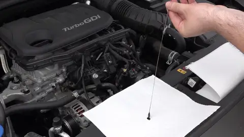 Este sencillo truco de un mecánico te dirá si tienes que cambiar el aceite del motor Este sencillo truco de un mecánico te dirá si tienes que cambiar el aceite del motor