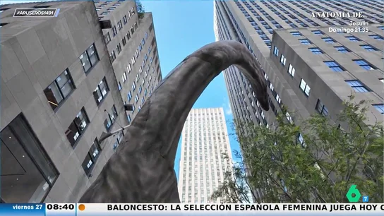Un dinosaurio gigante llega a Rockefeller Center para celebrar el estreno de la película 'Jurassic World' Un dinosaurio gigante llega a Rockefeller Center para celebrar el estreno de la película 'Jurassic World'