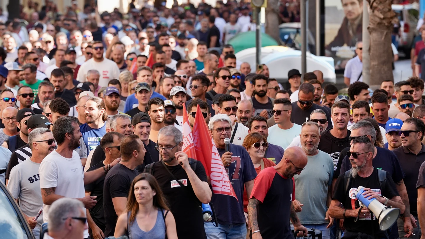Los trabajadores del metal acompañados de sus familias marchan por las calles de Cádiz Los trabajadores del metal acompañados de sus familias marchan por las calles de Cádiz