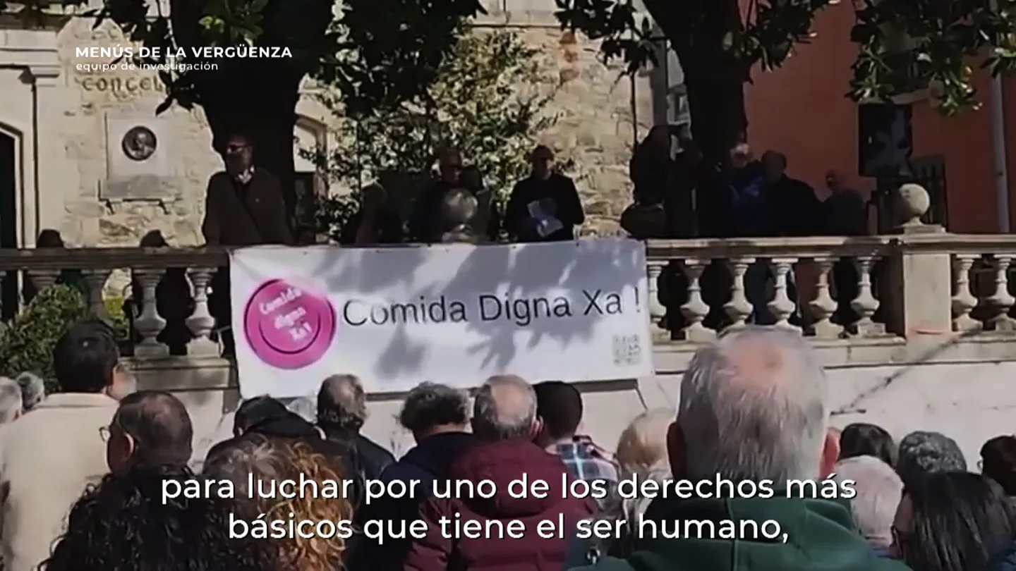 Un usuario del centro de mayores de Ortigueira denuncia públicamente, altavoz en mano, "la comida de posguerra" de su residencia Un usuario del centro de mayores de Ortigueira denuncia públicamente, altavoz en mano, "la comida de posguerra" de su residencia