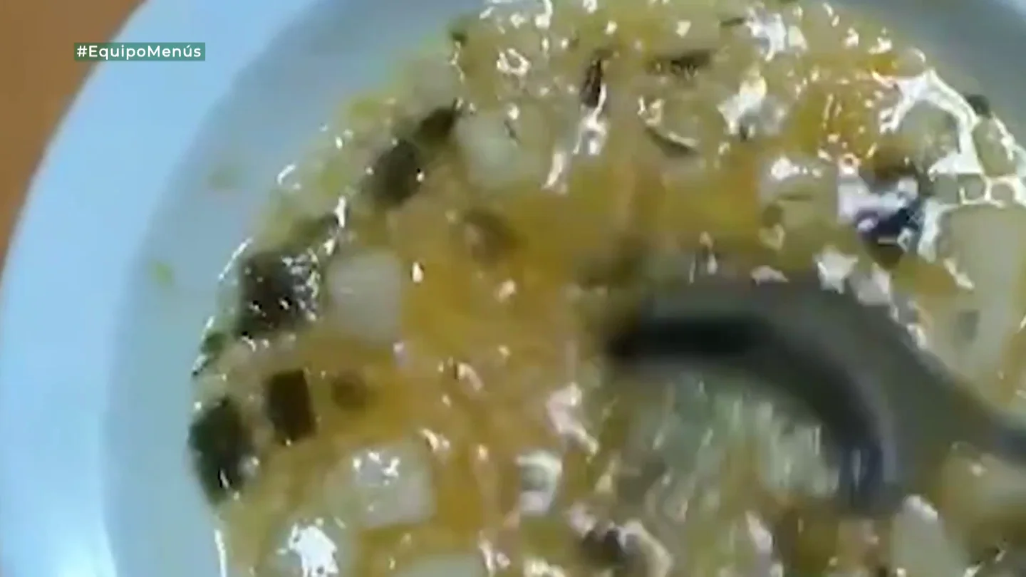 Destinan el 75% de su pensión a la residencia en la que viven y no pueden comer dignamente: "La sopa parece aguas fecales" Destinan el 75% de su pensión a la residencia en la que viven y no pueden comer dignamente: "La sopa parece aguas fecales"