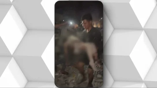 Un gazatí lleva el cuerpo de un niño tras un ataque israelí Un gazatí lleva el cuerpo de un niño tras un ataque israelí