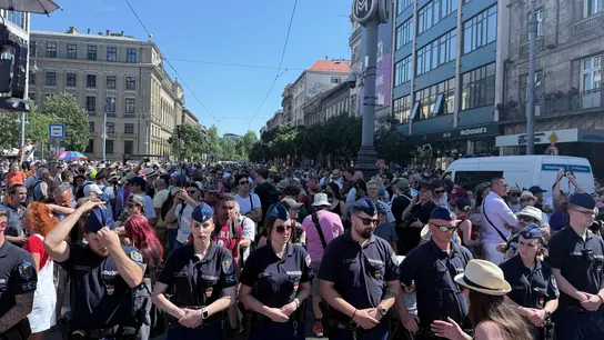 La Policía cerca a los manifestantes del Orgullo en Budapest. La Policía cerca a los manifestantes del Orgullo en Budapest.