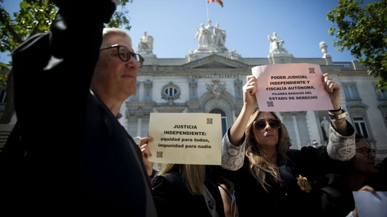 Decenas de jueces y fiscales protestan contra la reforma judicial del Gobierno a las puertas del Tribunal Supremo Decenas de jueces y fiscales protestan contra la reforma judicial del Gobierno a las puertas del Tribunal Supremo