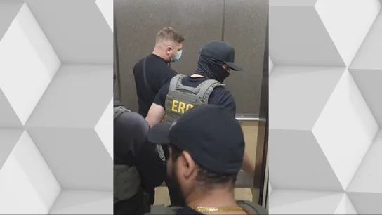 Un agente del ICE estadounidense detiene a un migrante Un agente del ICE estadounidense detiene a un migrante