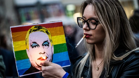 Una mujer quema una imagen de Viktor Orbán en la marcha del Orgulla LGTBIQ+ en Budapest. Una mujer quema una imagen de Viktor Orbán en la marcha del Orgulla LGTBIQ+ en Budapest.