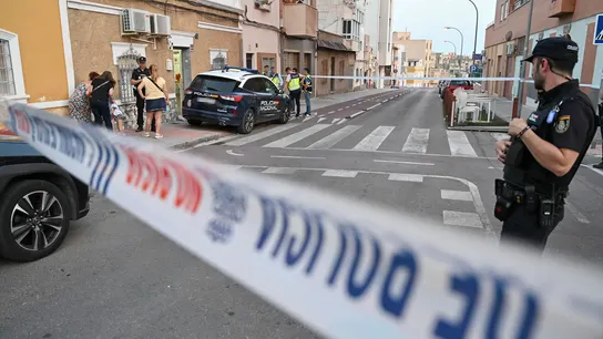 Policía frente al lugar de los hechos, en la travesía de San Luis de Almería. Policía frente al lugar de los hechos, en la travesía de San Luis de Almería.