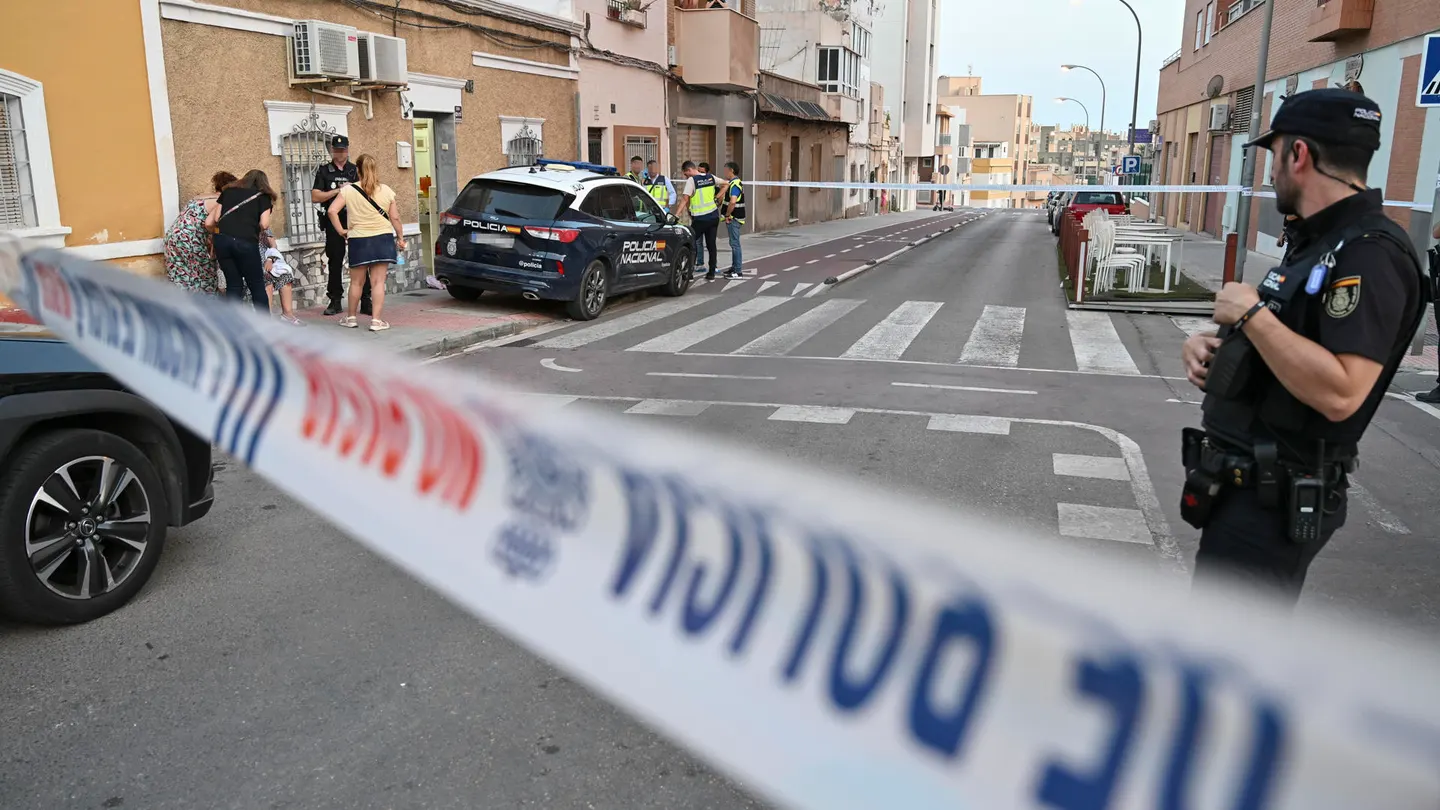 Policía frente al lugar de los hechos, en la travesía de San Luis de Almería. Policía frente al lugar de los hechos, en la travesía de San Luis de Almería.