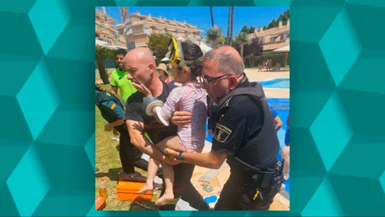 Angustioso rescate a una niña de cinco años que quedó atrapada en el tubo de aspiración de una piscina de Jávea. Angustioso rescate a una niña de cinco años que quedó atrapada en el tubo de aspiración de una piscina de Jávea.
